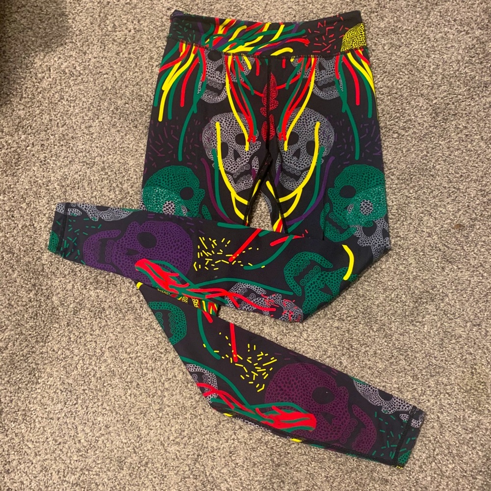 Skull workout leggings size small